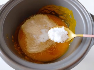 4、南瓜蜜豆馒头,然后加少许白糖，一起用筷子搅拌匀。