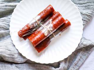 12、山楂酱&山楂糕&果丹皮 宝宝辅食，健胃消食,切成喜欢的长度，趁热卷起来。