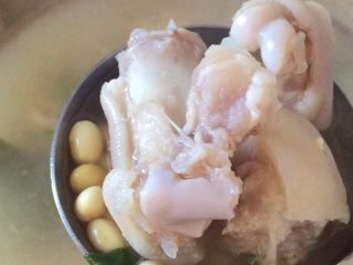 9、猪蹄黄豆汤,热乎乎的喝汤吧