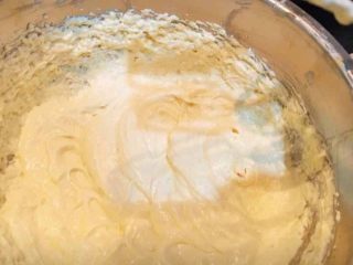 7、蔓越莓磅蛋糕,完全打发好的状态