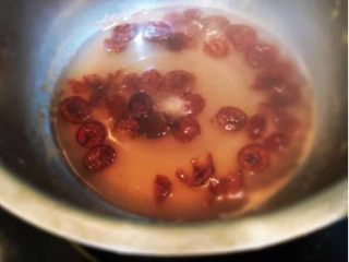 13、蔓越莓磅蛋糕,熬煮蔓越莓糖水。