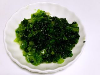 4、宝宝辅食之银鱼菠菜玉子烧,菠菜切碎