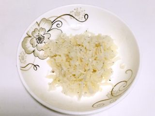 5、宝宝辅食之银鱼菠菜玉子烧,泡软的小银鱼剁成末。