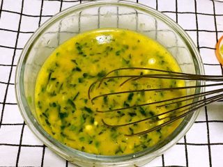 9、宝宝辅食之银鱼菠菜玉子烧,搅拌那均匀。根据宝宝口味可加少许盐调味。