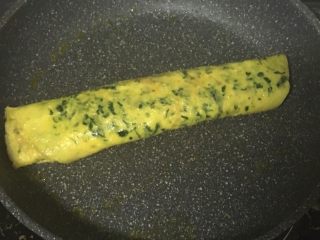 12、宝宝辅食之银鱼菠菜玉子烧,蛋液表面凝固后再次卷起，小火煎至熟透
