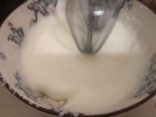 14、山药鸡蛋糕,打到这样,加入另一半沙糖