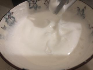 15、山药鸡蛋糕,打到拿起打蛋器有角就可以