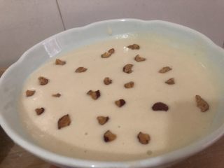 20、山药鸡蛋糕,加入几粒红枣碎,盖上保鲜膜,扎些小洞