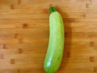 3、西葫芦炒木耳,准备西葫芦一根。