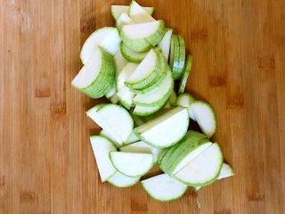 4、西葫芦炒木耳,西葫芦切片。