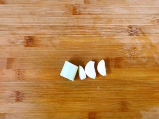 6、西葫芦炒木耳,准备葱少许，三瓣蒜。