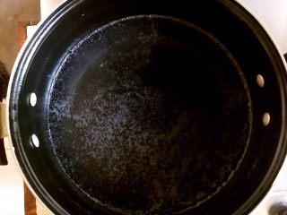 8、西葫芦炒木耳,锅内烧水。