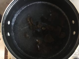 9、西葫芦炒木耳,将木耳倒入煮熟。