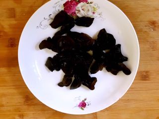 10、西葫芦炒木耳,盛出备用。