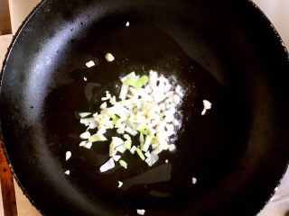 13、西葫芦炒木耳,放入葱末蒜末炒出香味。