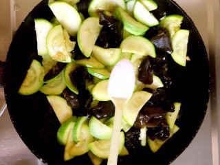 17、西葫芦炒木耳,出锅前撒入一小匙盐，翻炒盛出。