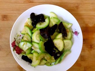 18、西葫芦炒木耳,盛出享用。