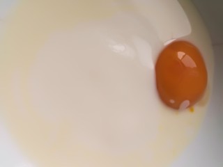 3、酸奶松饼＋酸奶燕麦淋面（无泡打粉）,蛋黄，酸奶，牛奶，搅拌均匀。