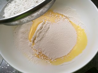 4、酸奶松饼＋酸奶燕麦淋面（无泡打粉）,加入一丢丢盐，过筛入低粉。