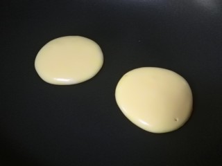 16、酸奶松饼＋酸奶燕麦淋面（无泡打粉）,如果想要每块松饼颜色都是好看的，那就再旁边准备一块湿毛巾，每次做完，都要把锅放上去冷却一下~小火！！不粘锅没不用放油，舀一勺面糊，25-30cm高处，倒入锅内，自然形成圆饼。