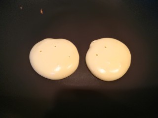 17、酸奶松饼＋酸奶燕麦淋面（无泡打粉）,煎差不多两三分钟，表面出现很多小气泡，就可以翻面了~再煎2-3分钟即可~