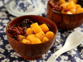 2、红薯圆红豆汤,将红豆汤和圆子盛到碗中享用。