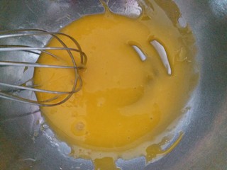 2、南瓜戚风蛋糕（六寸）,蛋黄加葵花籽油，用手动打蛋器搅拌均匀。