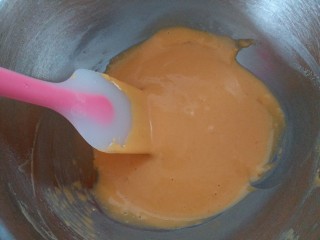 5、南瓜戚风蛋糕（六寸）,6.用手动打蛋器写Z字的手法拌均匀，呈细腻无干粉状态。