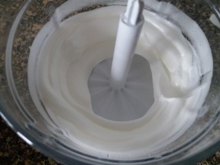 7、南瓜戚风蛋糕（六寸）,8.按下II键，约1分钟的时间，蛋白霜就打发完成，很细腻哦！