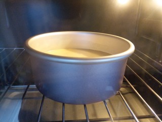 10、南瓜戚风蛋糕（六寸）,11.送入烤箱上火120度，下火150度烘烤60分钟。出炉后立刻垂直摔两下模具，然后倒扣在冷却架上，等到自然冷却后，用手按压模具边缘，使蛋糕和模具分离，再从底部推出来。