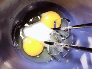 4、酸奶鸡蛋饼,用电动打蛋器将鸡蛋打蓬松。