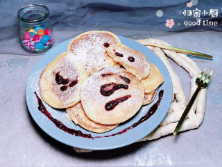 15、酸奶鸡蛋饼,撒上一些糖霜，朦朦胧胧的感觉，再淋上一些蓝莓酱。