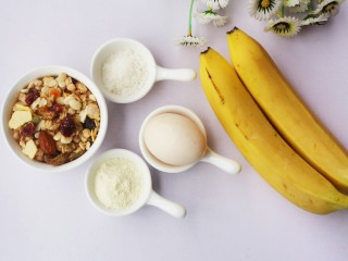 1、香蕉牛奶烤燕麦,准备好所有食材。
