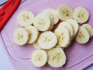 8、香蕉牛奶烤燕麦,香蕉切片。