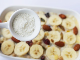 11、香蕉牛奶烤燕麦,上面撒一层椰蓉。