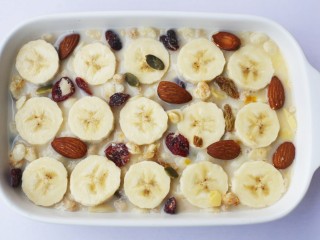 10、香蕉牛奶烤燕麦,再撒入一层燕麦片。