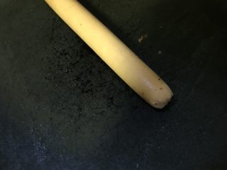 2、手抓饼,取火腿肠放入平底锅中