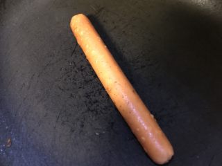 4、手抓饼,煎到自己喜欢的程度，个人觉得火腿肠煎制一下更美味，不喜欢的可以顾虑这一步