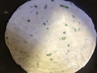 5、手抓饼,手抓饼放入平底锅内，全程小????