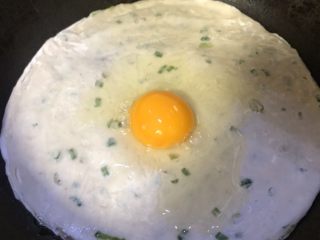 6、手抓饼,立马放入鸡蛋