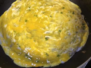 7、手抓饼,鸡蛋捣碎，让整个饼铺满蛋液，这样更香，也熟得更快