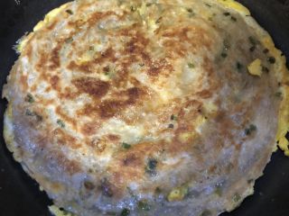 8、手抓饼,手抓饼固定后，将蛋液翻面煎一下