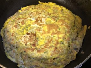 9、手抓饼,煎至有一点锅巴后反过来