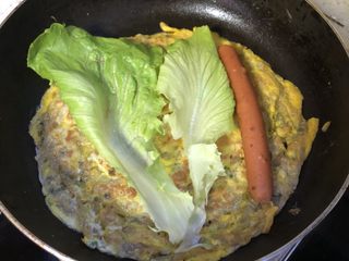 10、手抓饼,加入火腿肠和生菜