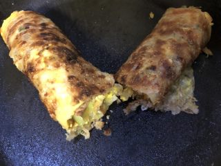 13、手抓饼,切成两半，准备装盘