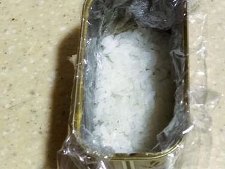 15、浅湘食光&海苔饭团,另一种方式,在罐头里放保鲜膜,再放米饭铺平