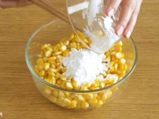 3、24m+香甜玉米烙,稍微沥一下水份，然后加入干淀粉，搅拌均匀~