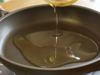 4、24m+香甜玉米烙,把油倒入锅中，烧热，然后舀出一半备用，锅中留一半~