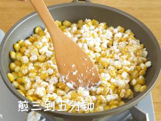 5、24m+香甜玉米烙,将玉米粒倒入锅中，摊平勿动，煎三至五分钟~
