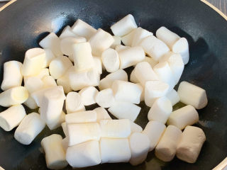 2、网红奥利奥雪花酥,倒入棉花糖